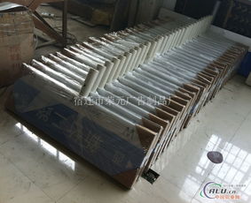品質(zhì)鑄就卓越 高質(zhì)量交通金屬標(biāo)牌與廣告牌的制作之道